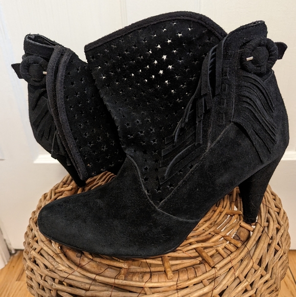 Chinese Laundry Black Leather Booties, Heels, Fringe, Buckle, Star Cut Outs, 8 M - Picture 4 of 10